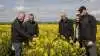 Endnu engang kan du tage til Agri Farm Day, når Agri Nord og Mollerup Mølle inviterer til fagdag på Christianshøj. Her ses nogle af folkene bag; chefkonsulent Flemming Floor (tv), teamleder Poul Madsen, forsøgsleder Knud Christensen og planteavlsassistent Marina Staun fra Agri Nord og salgsansvarlig i Nordjylland Tommy Pedersen fra Mollerup Mølle. Fotos: Tenna Bang