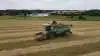 Selvom vejret ikke er optimalt, kører Fendt 6335'eren derudaf for at samle rajsvinglen op ved Haarby på Fyn. Foto: Alexander Dornwirth