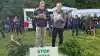 Målet med demonstrationen og de øvrige aktioner er at få Sydbank ud af Green Team Group, lyder det fra arrangøren af demonstrationen i Aabenaa, Bjarke Schwartz. Her ses han til venstre sammen med en tysk juletræsproducent, der også var på talerstolen. Fotos: Henning Andersen