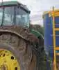 Det er langt fra optimale betingelser, som landmænd lige nu kører og sår efterafgrøder under. Her en traktor og såmaskine, som var i marken i går formiddag i Vojens. Foto: Morten Aggesen