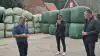- Der er jo ikke længere, end at kyllingerne stort set selv kan gå hen til slagteriet. Det bliver vel ikke mere bæredygtigt end det, sagde Venstres Troels Lund Poulsen (i midten) under sit besøg hos Hopballe Mølle, hvor han blandt andre mødte indehaver og landmand Brent Christensen og formand for Landbrug & Fødevarer, Søren Søndergaard. Fotos: Henning Andersen