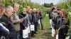 Der blev lyttet intenst i forbindelse med gennemgangen i majsparcellerne. Foto: John Ankersen