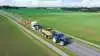 New Holland HD-presseren, der presser midibigballer, der er 90 centimeter høje har den fordel, at der kan være tre lag på en lastvogn til halmtransport. Højere presningsgrad og flere baller pr. læs har øget kapaciteten i halmlogistikkæden, hjemkørsel, lagring og levering til halmværk med mere end 25 til 30 procent i gennemsnitlig. På billedet ses en fuld lastet lastvogn på vej til Avedøreværket med 36 midibigballer. Foto: Per Jørgensen