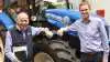 Jens (tv.) og Peter Andersen viste en populær New Holland-traktor frem på standen ved Farmas. Foto: Tenna Bang