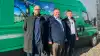 Fra højre er det Jens Ole Hejlesen, eftermarkedschef hos Samson Agrolize, direktør i Skjern Maskinforretning Kaj D. Pedersen, og direktør i Samson Agrolize, Søren Wistoft-Jensen.