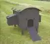 Hønsehusene i genbrugsplast i findes i flere forskellige modeller, og på de store de store hønsehuse er der endvidere mulighed for en løbegård.