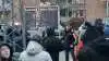 På billedet ses en demonstration i forbindelse med afhøringen af statsminister Mette Frederiksen (S). Beretningen fra kommissionen bliver nu forsinket. Arkivfoto