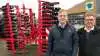 Direktør Lars S. Kristiansen (tv.) sammen med Zieglers danske repræsentant, Allan Kristiansen, foran Heden Maskinforretnings nye forhandling af redskaber og høstudstyr fra den sydtyske producent. Foto: Søren Bertelsen, Heden Maskinforretning
 

