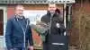 Morten Agger overrakte Damgaards Legat til Jeppe Skovgaard foran gårdskiltet med foto af en af de køer, som har hentet ærespræmier hjem til Vester Klinkby. Fotos: Fjordland