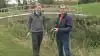 Både lystfisker Emil D. Fuglsang (tv) og landmand Lars Peter Boel (th) glæder sig til at se effekten af de udplantede vandranunkler. Foto: LandboNord