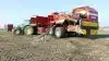 Med en halv kubikmeter sten i tanken pr. træk og ni tons last i den store tank delvist hængende ud til maskinens venstre side, balancerer Grimme med sin nye Evo 290 belastningen med to hjul i venstre side og et i højre. Foto: Bøje Østerlund