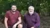 Mads Volmar, (tv), og hans far Jens Volmar, (th), driver en økologisk ægproduktion, og ved siden af dette har de også slagtekalve. Dette af flere praktiske årsager - og så bliver de ikke lagt ned af ekstraarbejde.