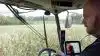 Markmand Tommy Andersen har sin faste plads i mejetærskerens kabine hos Uhrenholt I/S. Herfra har han styret sin John Deere S690i gennem 1.300 hektar afgrøder. Pausen mellem vårhveden og kernemajshøsten blev brugt til at skifte fodtøj. Normalt anvendes bæltemonteringen kun i kernemajsen. Foto: Bøje Østerlund