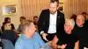 Inden han gik i gang med debatten mandag aften på Agerskov Kro, var miljø- og fødevareminister Jakob Ellemann-Jensen rundt at give hånd til samtlige af de cirka 400, som var til stede. Foto: Lasse Ege Pedersen