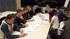 Line Christensen, praktikant i kvægrådgivningen, underviser en gruppe kvægfolk i danske skriveøvelser. Foto: Nicklas Jepsen