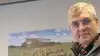 Flemming Haugaard har fået fremstillet flotte æggebakker med billeder og deklarationer for græsæggene, der produceres i de mobile hønsehuse.
– Der er så plads til, at den enkelte producent kan klistre sit eget mærkat på, siger Flemming Haugaard. Fotos: Bøje Østerlund