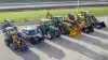 Mange forskellige maskiner ruller frem til Åben Maskinvej. Her med repræsentation af alle seks maskinfirmaer. Fra venstre en Schäffer-læssemaskine fra Helms TMT-Centret, en Ram med trailer fra S&S Bilhus, en John Deere-traktor fra Semler Agro, en rendegraver fra Hydrema, en Komatsu-læssemaskine fra Scantruck og en JCB-læssemaskine fra Reesink Construction. Foto: Bjarne Madsen
