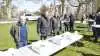 Fra danmarksmesterskabet i dyrkning af frilandskartofler, som fandt sted i parken på Egeskov Slot tirsdag - det hidtil tidligste tidspunkt - ses her de tre fynske vindere. Det er fra venstre nr. 3 Regner Madsen, Helnæs, i midten er det Kurt Poulsen, Vemmenæs, på andenpladsen og til højre vinderen Michael Østvig Lund fra Vantinge.  Foto: Erik Hansen