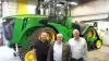 Sælgerne Rasmus Kruse (til venstre) og Jens-Christian Krogh, sammen med direktør og indehaver af Søllested Maskinforretning A/S Torben Kepp Jensen (til højre), foran verdens største John Deere-traktor på larvefødder, 9620RX.